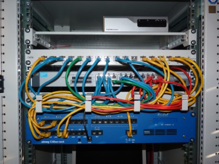 Moderner Ausbau einer Vernetzung mit LAN, SKY-DSL und Telekommunikation.